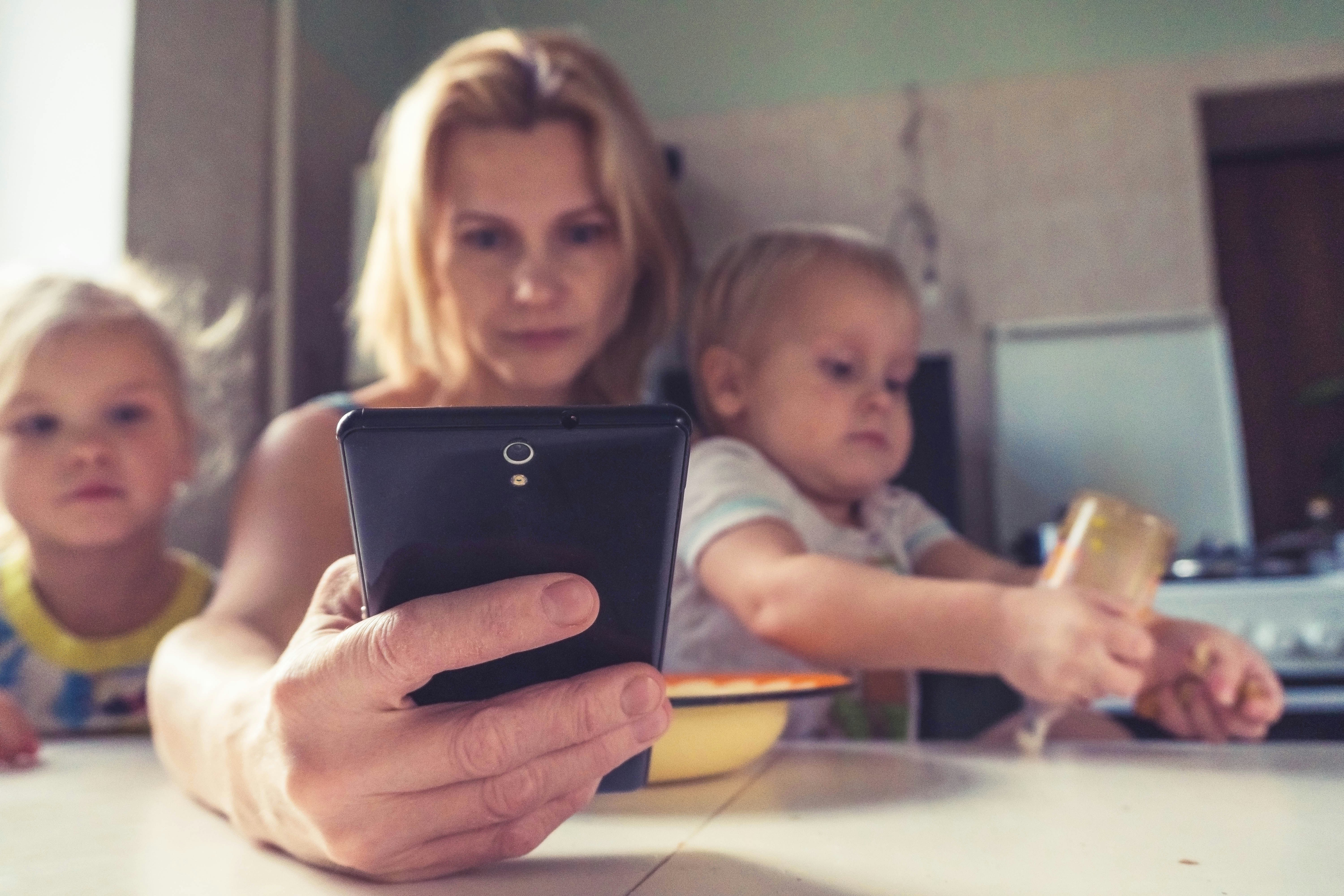Top 7 Features Every Family Safety App Should Have